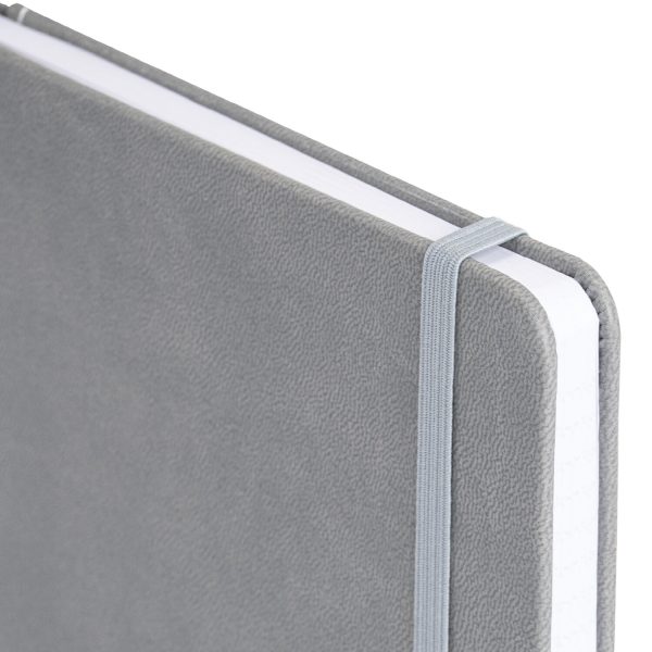 Блокнот А5 135x212 мм BRAUBERG "Edge", под кожу, резинка, держатель, 80 л., клетка, серый, 117146 — изображение 4